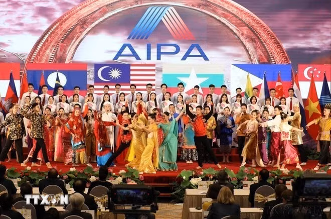 An art performance at the opening ceremony of the 41st General Assembly of the Association of Southeast Asian Nations (AIPA 41) held in Ha Noi on September 8, 2020. (Photo: VNA)