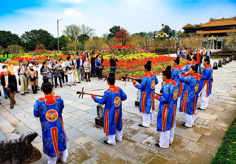 Visitors enjoy Hue Royal Court Music at the Imperial City. (Photo: NDO)