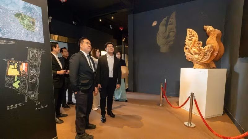 Delegates were deeply impressed with the projection technology at the Thang Long Imperial Citadel exhibition space. (Photo: NDO)