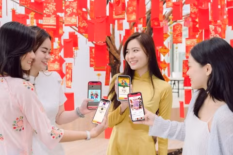 Instead of preparing new cash, many people are now choosing to give online lucky money. (Photo: vikkibank.vn)