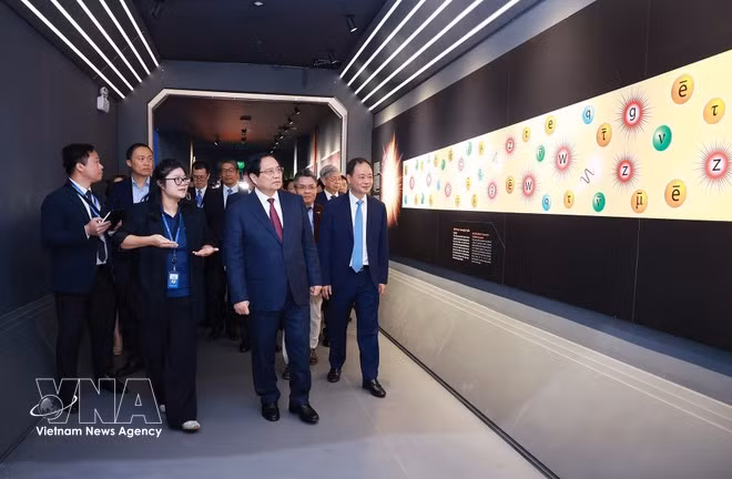 Prime Minister Pham Minh Chinh visits the Viet Nam Space Museum at the Hoa Lac High-Tech Park in Ha Noi (Photo: VNA)