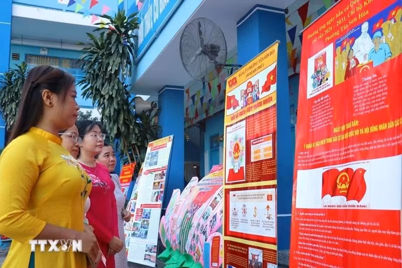 Voters look at election information in Tan Son Hoa ward, Ho Chi Minh City. (Photo: VNA)