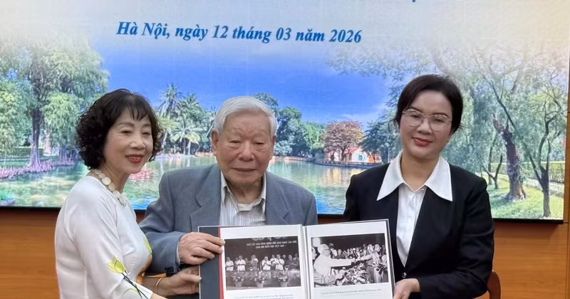 A representative of the family of Trinh Hai presents photos to the President Ho Chi Minh Relic Site on March 12. (Photo: VNA)
