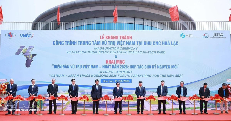 Prime Minister Pham Minh Chinh (C) and delegates cut a ribbon to innaugurate the Viet Nam National Space Centre (VNSC) at Hoa Lac Hi-Tech Park in Ha Noi on March 13 (Photo: VNA)