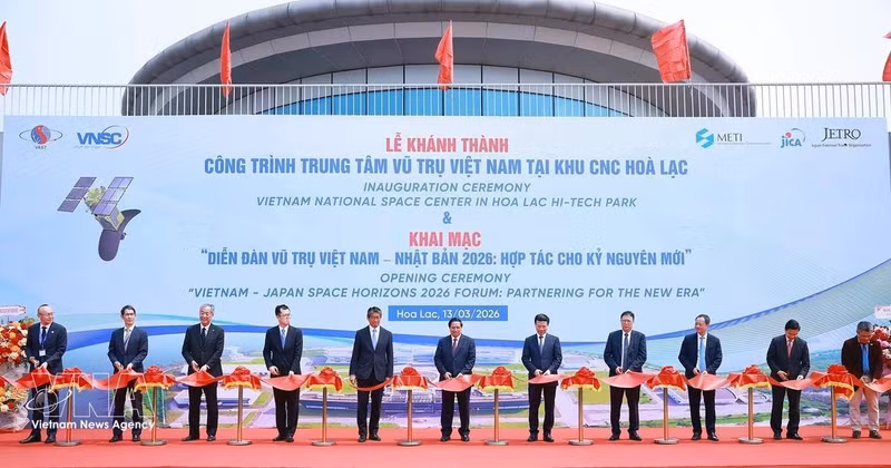 Prime Minister Pham Minh Chinh (C) and delegates cut a ribbon to innaugurate the Viet Nam National Space Centre (VNSC) at Hoa Lac Hi-Tech Park in Ha Noi on March 13 (Photo: VNA)