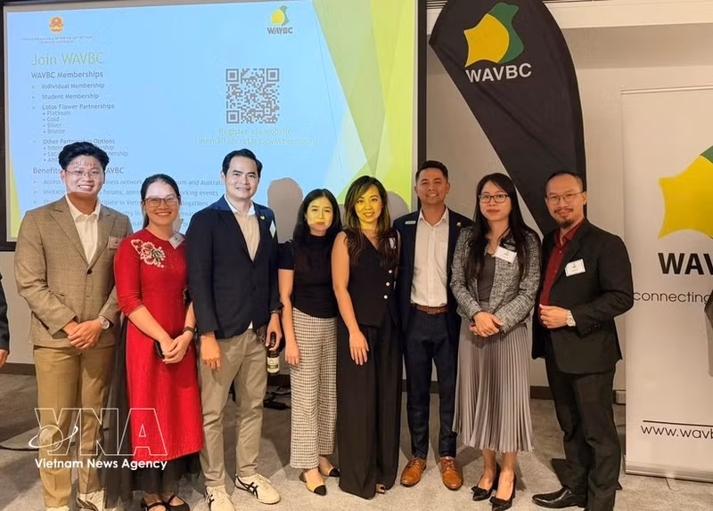 Vietnamese Consul General in Perth Nguyen Thanh Ha (second from right) and business representatives at the forum (Photo: VNA)