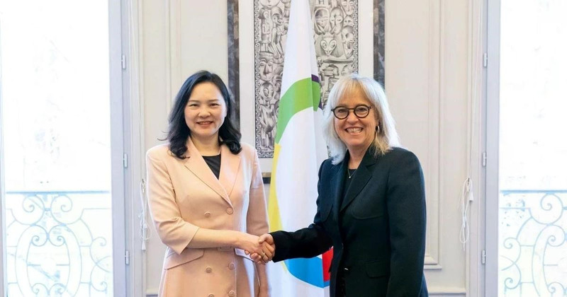 Vietnamese Ambassador Nguyen Thi Van Anh (L), Permanent Representative of the State President to the Permanent Council of La Francophonie, and Administrator of the International Organisation of La Francophonie (OIF) Caroline St-Hilaire at the meeting in Paris on March 12. (Photo published by VNA)