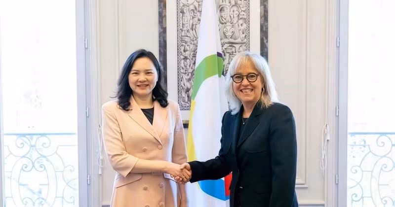 Vietnamese Ambassador Nguyen Thi Van Anh (L), Permanent Representative of the State President to the Permanent Council of La Francophonie, and Administrator of the International Organisation of La Francophonie (OIF) Caroline St-Hilaire at the meeting in Paris on March 12. (Photo published by VNA)