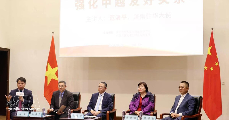 Experts and scholars at the press conference (Photo: VNA)