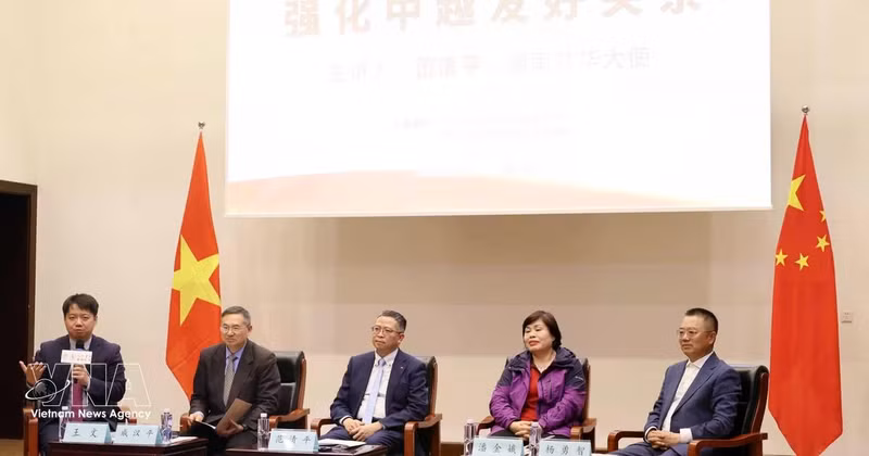 Experts and scholars at the press conference (Photo: VNA)