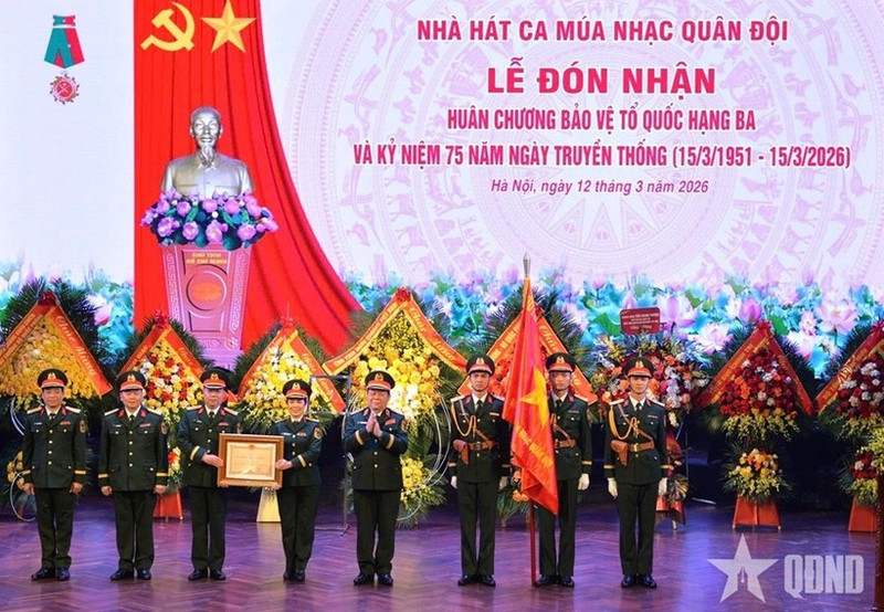 Authorised by the State President, General Nguyen Trong Nghia presented the third-class Fatherland Protection Order to the theatre. (Photo: qdnd.vn)