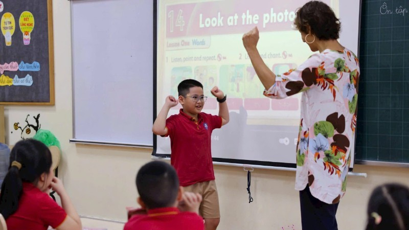 Developing English proficiency for students. (Photo: NDO)