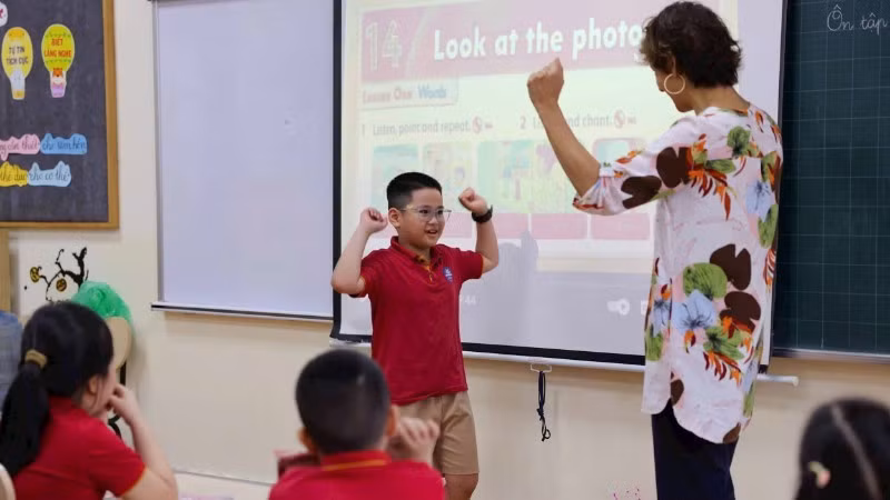 Developing English proficiency for students. (Photo: NDO)