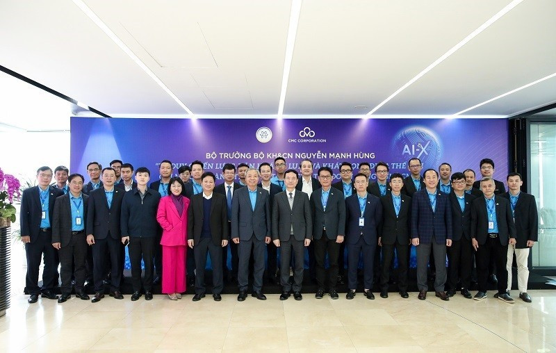 Minister of Science and Technology Nguyen Manh Hung visited and talked with leaders of CMC Technology Group (Photo: NDO)