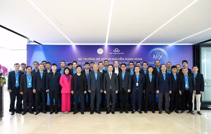 Minister of Science and Technology Nguyen Manh Hung visited and talked with leaders of CMC Technology Group (Photo: NDO)