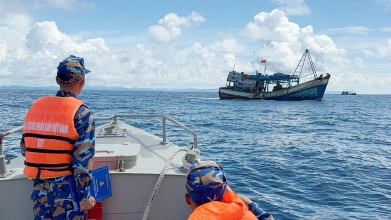 Officers and soldiers of Ship 627, Flotilla 511, Brigade 127, Naval Region 5 approach and disseminate information to fishermen operating in the southwestern sea area.
