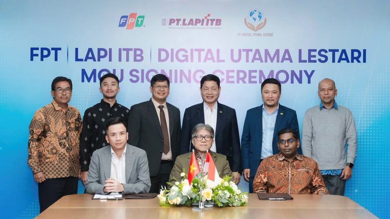 The signing ceremony was attended by Addy Perdana Soemantry, Commercial Counselor of Indonesia in Ha Noi, and executives from FPT, LAPI ITB and Digital Utama Lestari.