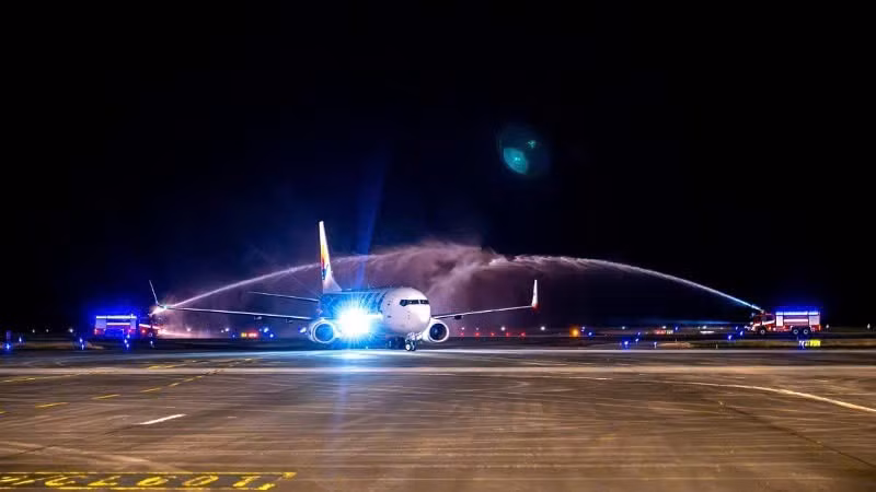The first charter flight from Shenzhen (China) to Van Don International Airport (Quang Ninh) was welcomed with a traditional water cannon salute.