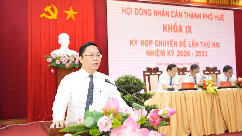 Chairman of the Hue City People’s Committee Le Tri Thanh speaks at the session. (Photo: NDO)