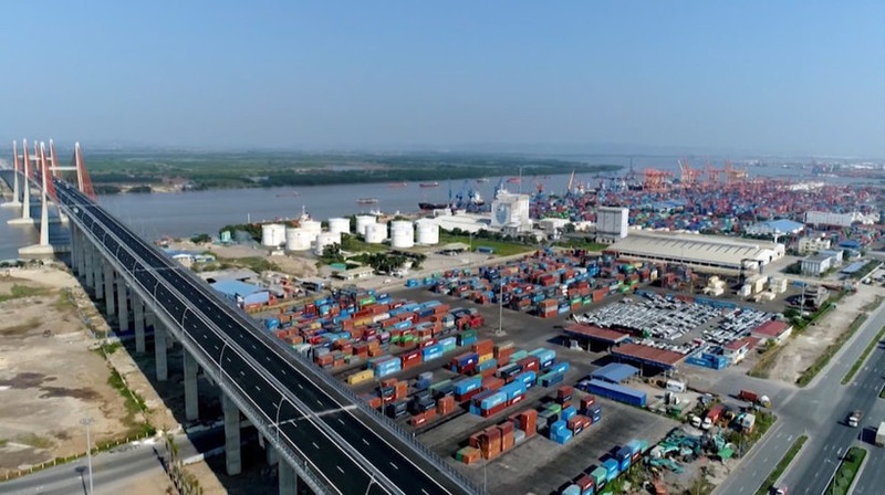 Training activities combining schools, businesses and management agencies are the key to improving the quality of logistics human resources. (Photo: nhandan.vn)