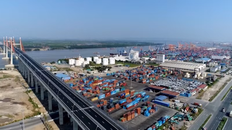 Training activities combining schools, businesses and management agencies are the key to improving the quality of logistics human resources. (Photo: nhandan.vn)