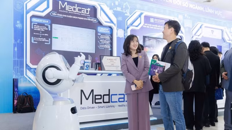 Representatives of MedCAT Joint Stock Company introduced their products at the 6th national forum on the development of Viet Nam’s digital technology. (Photo: MEDCAT)