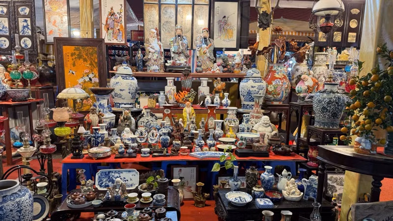 The antique and imitation antique market opens along Hang Luoc–Hang Ma Streets once a year from the 23rd day to 28th day of the twelfth lunar month.