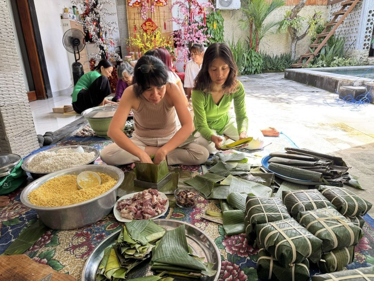 Square Chung cakes are wrapped in banana leaves.