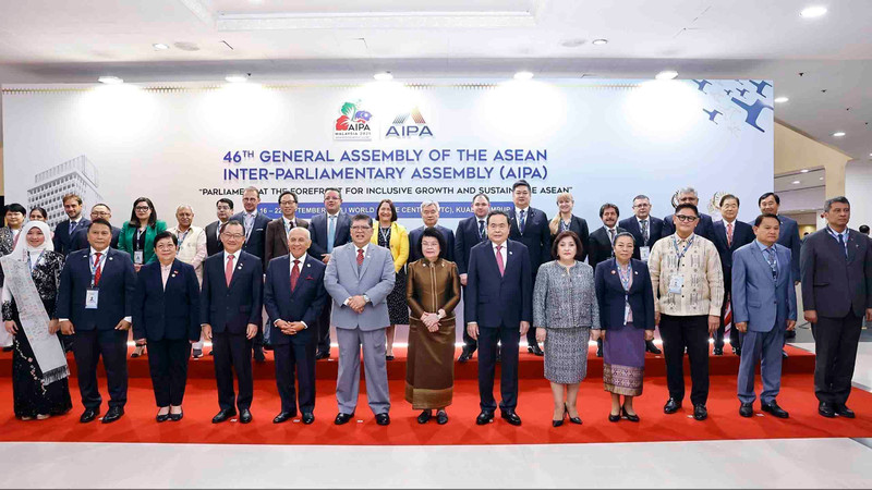 National Assembly Chairman Tran Thanh Man and heads of delegations from AIPA member parliaments pose for a group photo with Johari Abdul, Speaker of the Malaysian House of Representatives and Chairman of AIPA-46. (Photo: VNA)