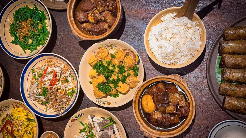 Enjoying a traditional Vietnamese family meal is one of the most unforgettable experiences for international visitors to the S-shaped country. (Photo: Travel & Leisure)