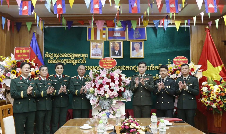 Major General Pham Duc Tiep, Deputy Director of the Viet Nam Military Medical Academy, presents flowers to congratulate the 72nd anniversary of Cambodia’s National Day and the founding of the Royal Cambodian Armed Forces.