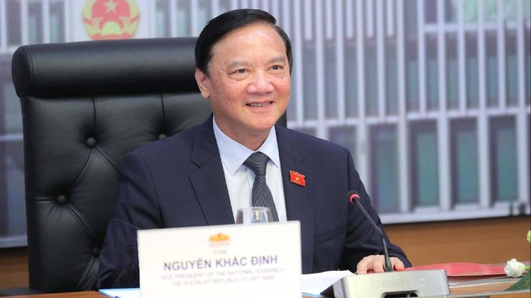 NA Vice Chairman Nguyen Khac Dinh speaks at the meeting. (Photo: daibieunhandan.vn)