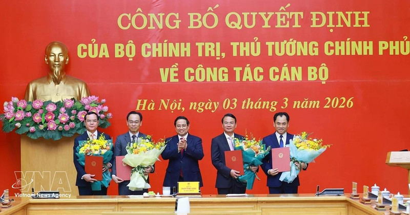 PM Pham Minh Chinh (centre) presents the decisions on personnel affairs to officials on March 3. (Photo: VNA)