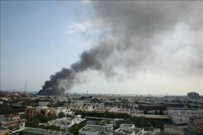 Smoke rises after an Iranian missile struck the headquarters of the US Navy's 5th Fleet in Manama, Bahrain, on February 28, 2026. (Photo: AA/VNA)