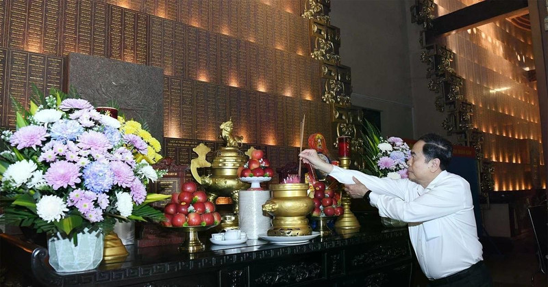 National Assembly Chairman Tran Thanh Man offers flowers and incense to heroic martyrs at the Ben Duoc Martyrs Memorial Temple in Cu Chi commune, Ho Chi Minh City (Photo: daibieunhandan.vn)