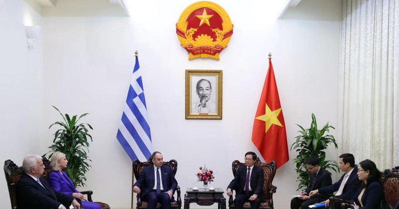 The meeting between Deputy Prime Minister Ho Quoc Dung (right) and First Vice President of the Hellenic Parliament Ioannis Plakiotakis in Ha Noi on March 3, 2026 (Photo VNA)