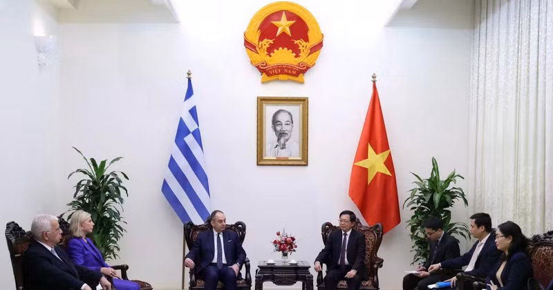 The meeting between Deputy Prime Minister Ho Quoc Dung (right) and First Vice President of the Hellenic Parliament Ioannis Plakiotakis in Ha Noi on March 3, 2026 (Photo VNA)