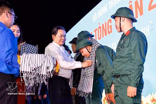 National Assembly Chairman Tran Thanh Man presents gifts to young recruits at the event. (Photo: VNA)