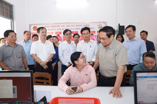 Prime Minister Pham Minh Chinh inspects the operation of the two-tier local administration in Dong Thap province. (Photo: VNA)