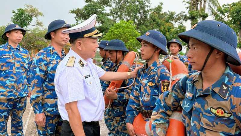 Rear Admiral Tran Xuan Van, Secretary of the Party Committee and Political Commissar of Naval Region 1, inspects storm prevention and control efforts. (Photo: NDO)