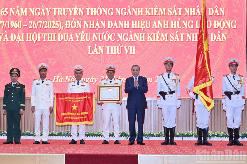 General Secretary To Lam awards the title of Hero of Labour to the People's Procuracy sector.