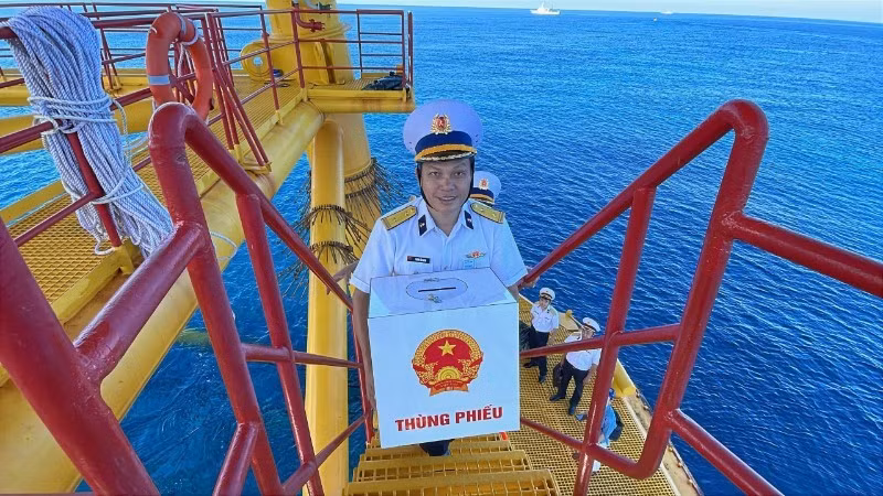 Officers and soldiers of the 2nd Naval Region carry ballot boxes to the offshore platform in preparation for the election. (Photo: NDO)