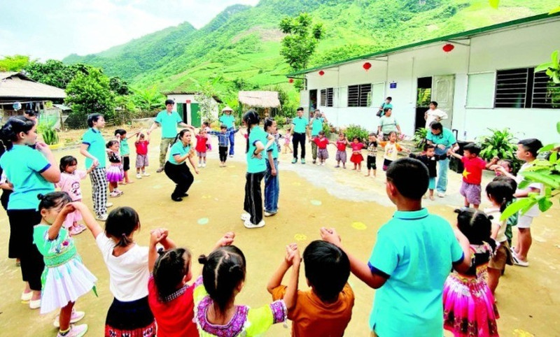 Members of the “Warm Winter for Highland Children” project with students of Pa Phang 2 satellite campus of Phin Ho Kindergarten (Sin Ho District, Lai Chau Province) at the inauguration of two new classrooms. (Photo: nhandan.vn)