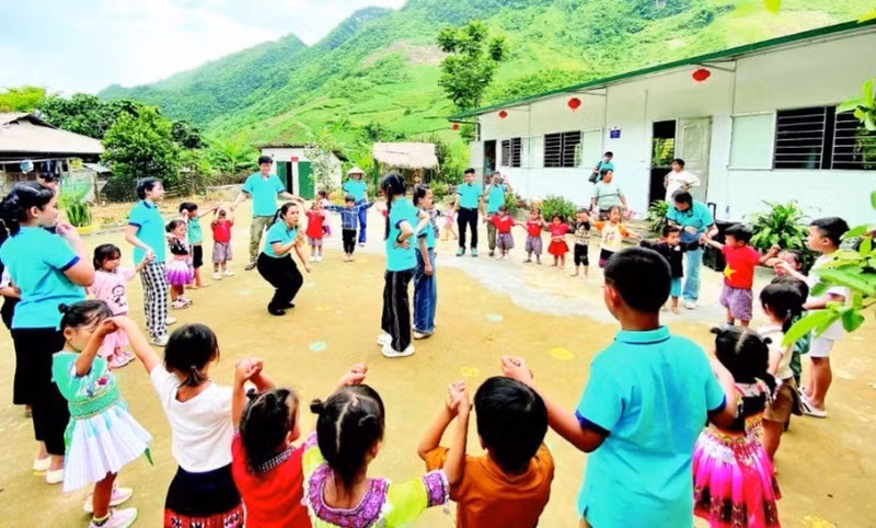 Members of the “Warm Winter for Highland Children” project with students of Pa Phang 2 satellite campus of Phin Ho Kindergarten (Sin Ho District, Lai Chau Province) at the inauguration of two new classrooms. (Photo: nhandan.vn)