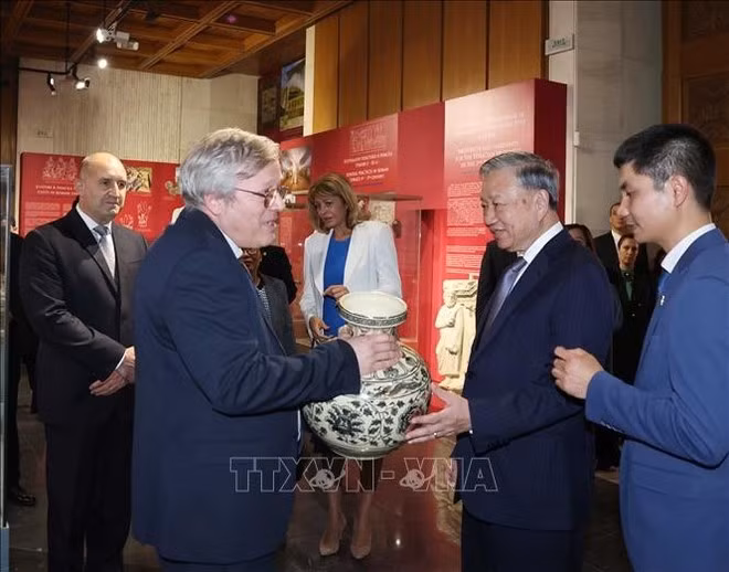 Party General Secretary To Lam presents a Chu Dau porcelain vase to Bulgaria’s National History Museum. (Photo: VNA)