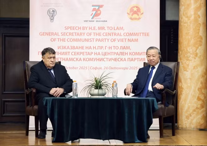 Party General Secretary To Lam (right) at the Sofia University (Photo: VNA)