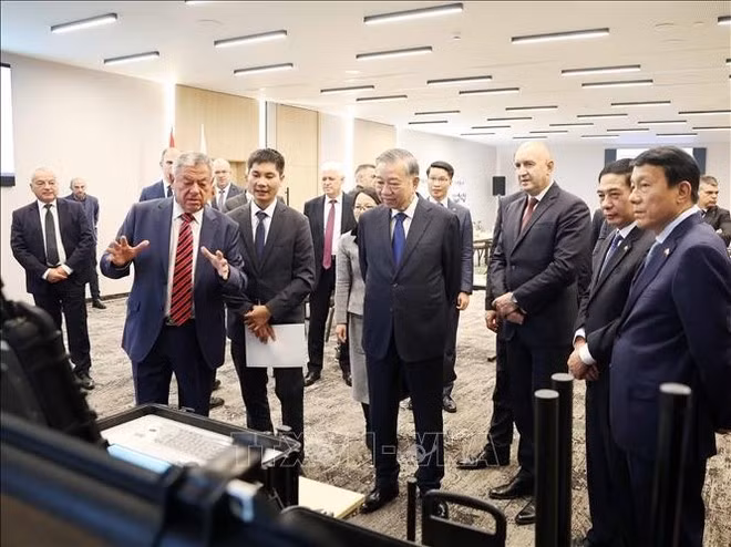 Party General Secretary To Lam and Bulgarian President Rumen Radev visit Samel-90 products (Photo: VNA)