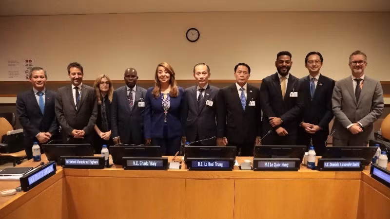 Comrade Le Hoai Trung, Secretary of the Party Central Committee, Acting Minister of Foreign Affairs together with international representatives, attended the opening ceremony for the signing of the Ha Noi Convention at the High-Level Week of the 80th Session of the United Nations General Assembly, September 22, 2025. (Photo: VNA)