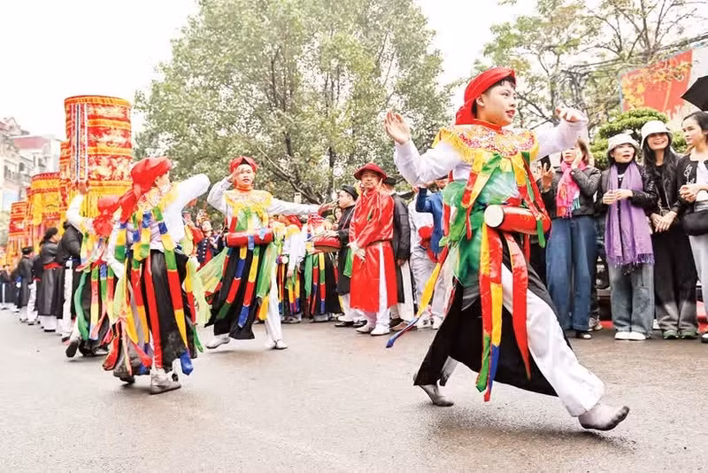 The drum dance, also known as the “Con di danh bong” dance, is performed at the Trieu Khuc Village Festival (Ha Noi). (Photo: THE DAI)