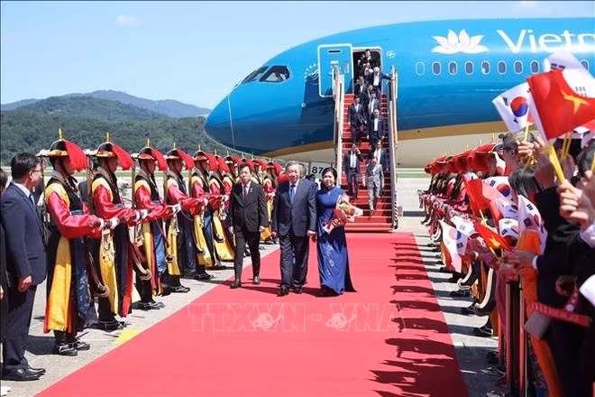 Party General Secretary To Lam and his spouse Ngo Phuong Ly are welcomed at Seongnam Air Base in Seoul on August 10 afternoon (local time). (Photo: VNA)